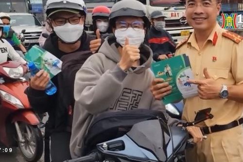 CSGT 'tiếp sức' người dân về quê nghỉ Lễ 2/9