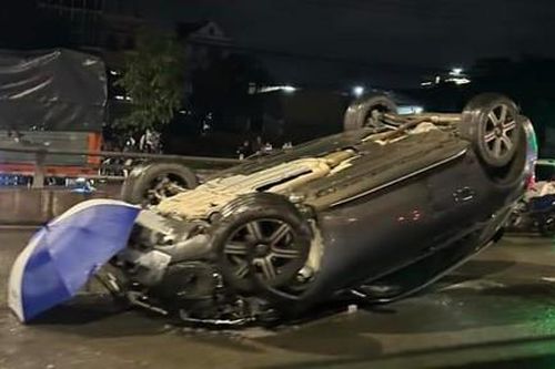 Ô tô lật ngửa khi lên dốc cầu vượt Amata, hai người may mắn thoát nạn