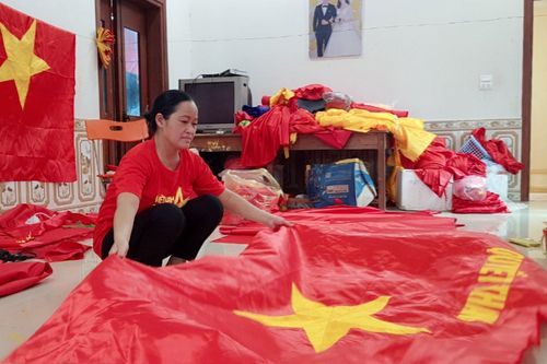 Những người nửa đời may cờ Tổ quốc ở Hà Nội