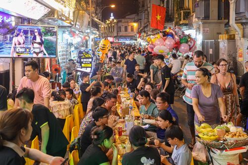 Hàng quán vỉa hè phố cổ Hà Nội chật kín khách dịp nghỉ lễ Quốc khánh