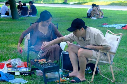 Nghỉ lễ 2/9, người Hà Nội đổ về công viên Yên Sở cắm trại, nướng thịt