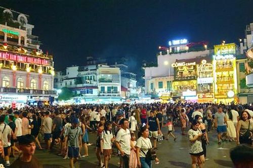 Phố đi bộ sôi động từ sáng đến đêm