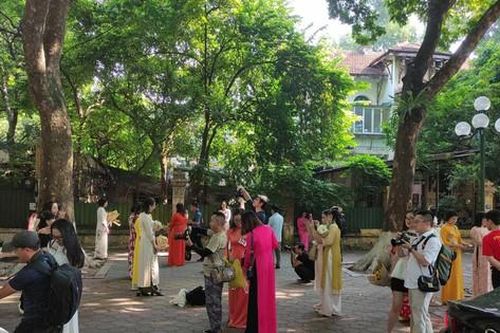 Choáng ngợp khung cảnh người người chen chân trên phố Phan Đình Phùng đón Tết Độc Lập cùng mùa thu Hà Nội