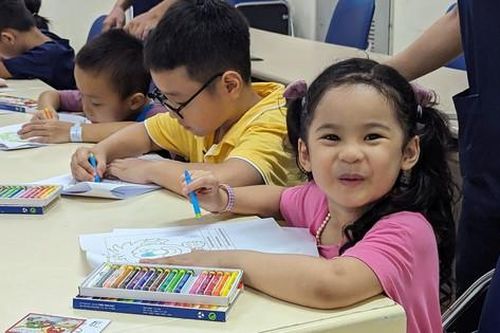 Bệnh nhi hào hứng tham gia lớp học tiếng Anh miễn phí
