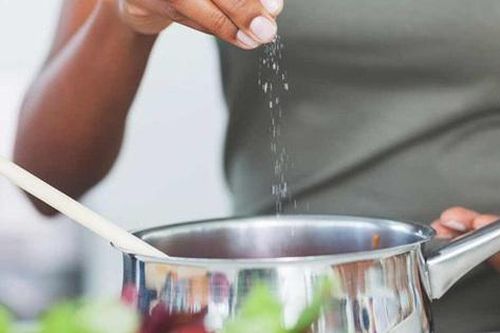 Ăn nhiều muối có tác hại gì? 8 điều nên và không nên khi ăn muối