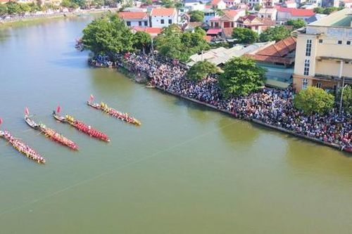 Dòng người nườm nượp về quê Đại tướng Võ Nguyên Giáp xem đua thuyền ngày Tết Độc lập