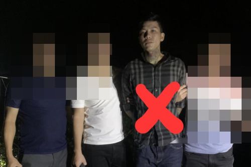 Trốn truy nã, tên tội phạm kề dao vào cổ chủ quán cướp tài sản