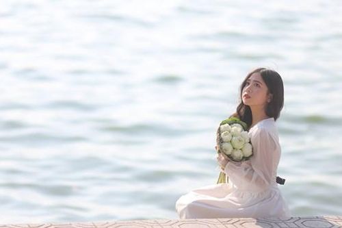Hà Nội: Thời tiết đẹp, giới trẻ ùn ùn đổ về Hồ Tây chụp ảnh