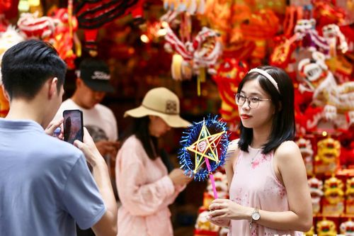Phố Hàng Mã thu hút đông đảo du khách trước thềm Tết Trung thu