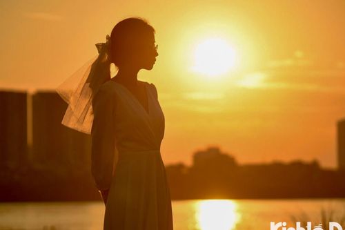 Giới trẻ thích thú cắm trại và ngắm hoàng hôn trên sông Hồng dịp lễ 2/9