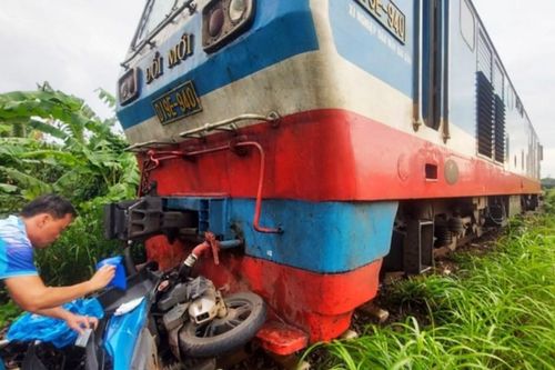 Đồng Nai: Tàu hỏa đâm trúng xe máy qua đường ray, hai người tử vong