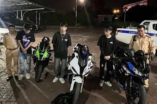 Tước giấy phép lái xe đối với 3 thanh niên đi xe máy vào cao tốc