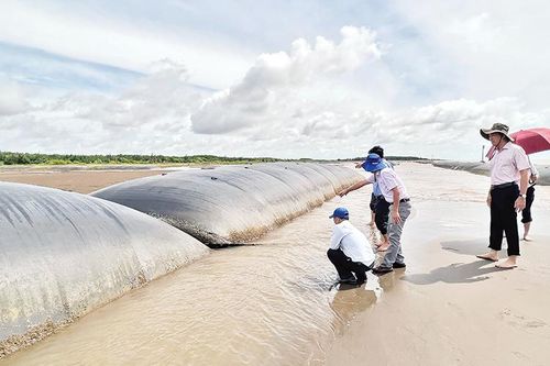 Bến Tre tập trung khắc phục sạt lở bờ sông, bờ biển