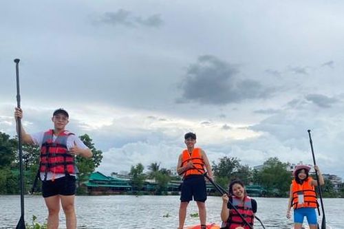 Nghỉ lễ, bạn trẻ Sài Gòn rủ nhau trải nghiệm chèo SUP