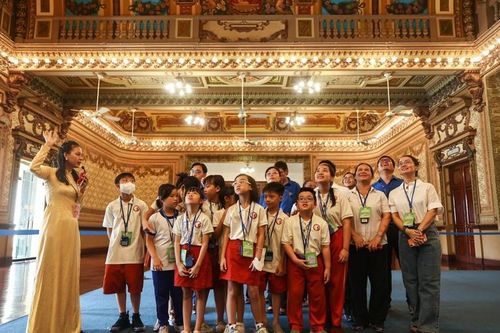 Tour tham quan trụ sở HĐND - UBND TPHCM hút khách dịp Quốc khánh 2/9