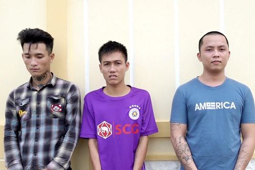 Bắt giam nhóm côn đồ vô cớ đập phá ô tô, ném vỡ kính bàn thờ nhà dân