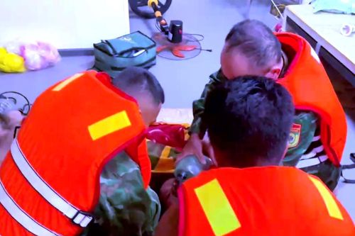 Kịp thời cứu nạn 3 ngư dân trôi dạt trên vùng biển Kiên Giang