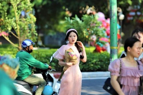 Giới trẻ 'phát sốt' với góc chụp cực đẹp bên hồ Tây dịp Quốc khánh 2/9