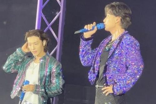 Hai thành viên Super Junior đội nón lá, nói 'anh yêu em' với khán giả Việt