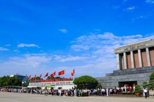 Hàng vạn người dân xếp hàng vào Lăng viếng Bác dịp lễ Quốc khánh