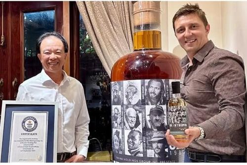 Người đàn ông Việt Nam mua chai rượu lớn nhất thế giới với giá hơn 33,5 tỷ đồng