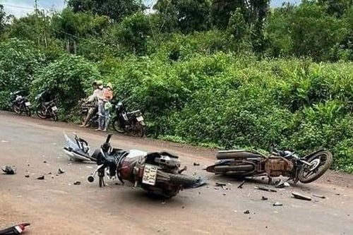 Hai xe máy chạy ngược chiều tông nhau, 3 người thương vong