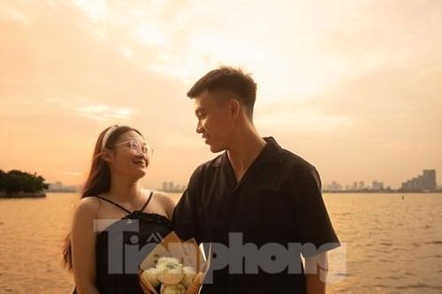 Giới trẻ thích thú ngắm hoàng hôn cực 'chill' bên hồ Tây dịp nghỉ lễ 2/9