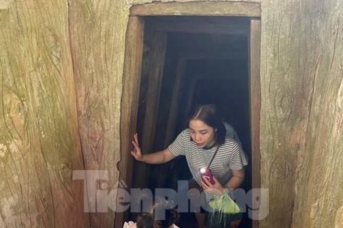 Du khách đổ về xem nơi ăn ở của hàng trăm người dưới lòng đất