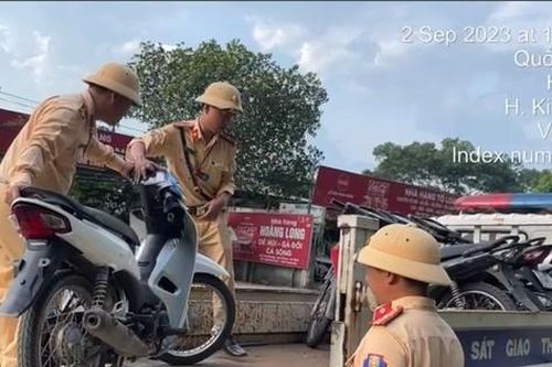 CSGT chặn bắt nhóm 'tổ lái' đi xe máy không biển số vào cao tốc