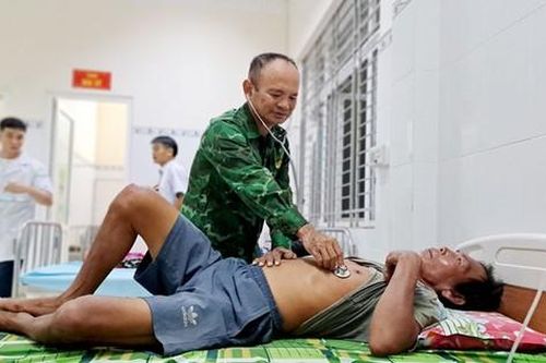 Cứu sống 3 ngư dân bị sóng đánh chìm tàu cá trên biển