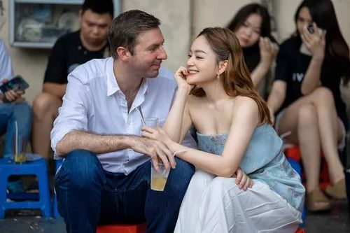 Showbiz 3/9: Lan Phương và chồng Tây dạo phố, ăn vặt vỉa hè