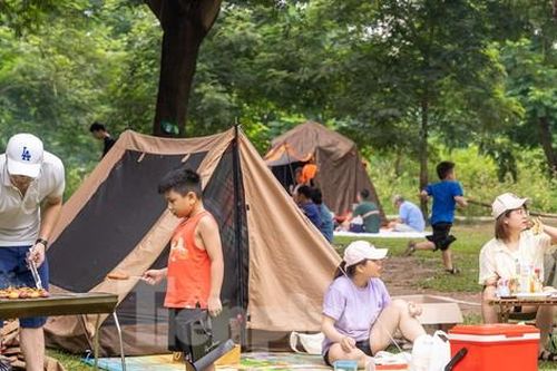 Công viên Yên Sở tấp nập người đến cắm trại, vui chơi những ngày nghỉ lễ