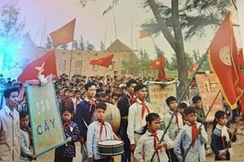Khai giảng thế hệ 7X: Háo hức bọc vở bằng bao xi măng, dán nhãn bằng cơm nguội