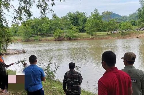 Cháu bé đi cùng bố không may rơi xuống suối tử vong