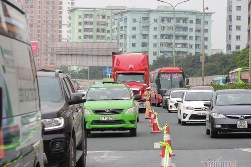 'Dính' tắc đường khi trở lại thành phố sau kỳ nghỉ lễ 2/9, lái xe cần làm gì?