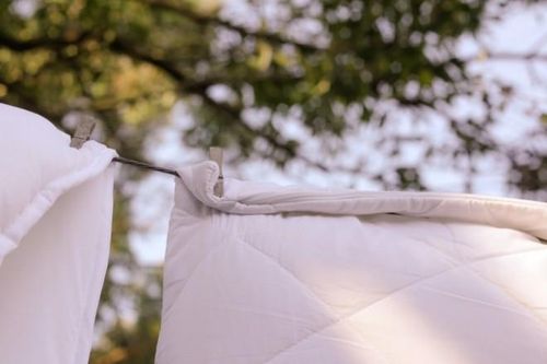 Vì sao chăn bông phơi nắng lại có mùi khét?