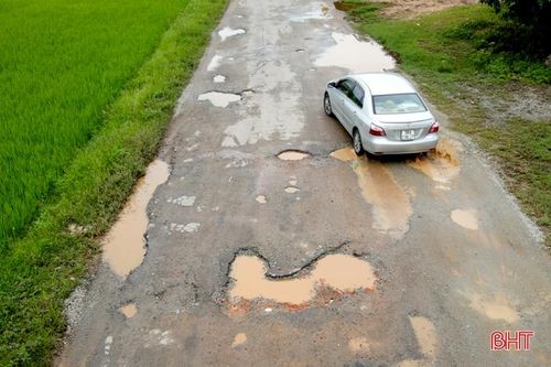 Chằng chịt 'ổ gà', 'ổ voi' trên huyện lộ 36 ở Can Lộc