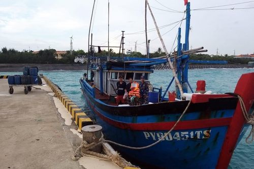 Hỗ trợ tàu cá Phú Yên bị hỏng máy tại quần đảo Trường Sa