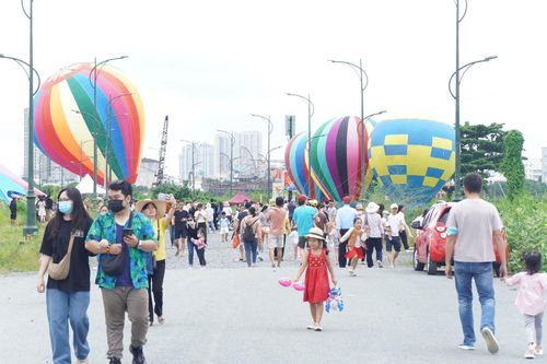 TP Hồ Chí Minh: Thả khinh khí cầu phục vụ người dân vui chơi dịp lễ Quốc khánh