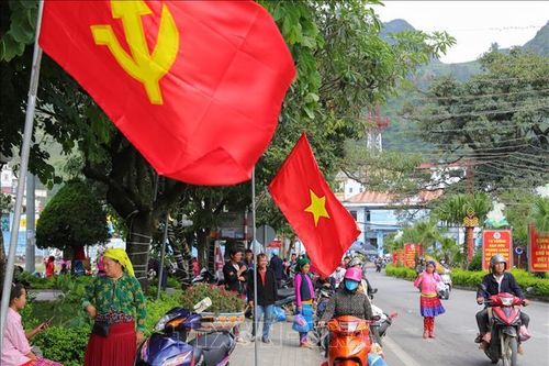 Đồng bào vùng cao Hà Giang nô nức xuống chợ phiên Mèo Vạc