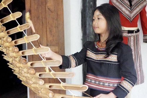 Gặp cô bé 10 tuổi bén duyên với nhạc cụ dân tộc
