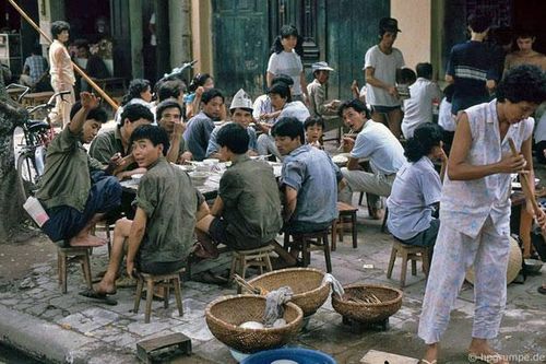 CLIP: Khám phá ẩm thực vỉa hè Hà Nội đầu thập niên 90 qua ống kính của nhiếp ảnh gia người Đức