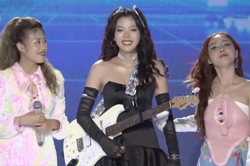 Thanh Thảo Vietnam Idol rơi nước mắt trước hàng nghìn khán giả