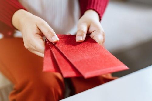 Lướt TikTok giải trí, người đàn ông vô tình thấy tài khoản của cô giúp việc và phát hiện sự thật