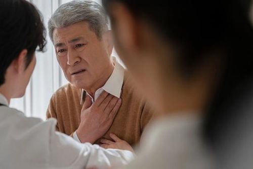 Bố không nuôi con trai từ nhỏ nhưng khi bị tai biến thì bắt con cái đón về chăm sóc
