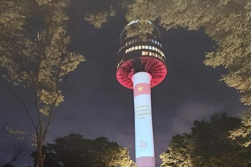 Hàn Quốc trình chiếu hình ảnh Quốc kỳ Việt Nam trên đỉnh Tháp Namsan