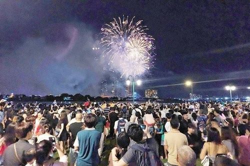 Người dân hào hứng với màn pháo hoa mừng Quốc khánh tại TP. Hồ Chí Minh