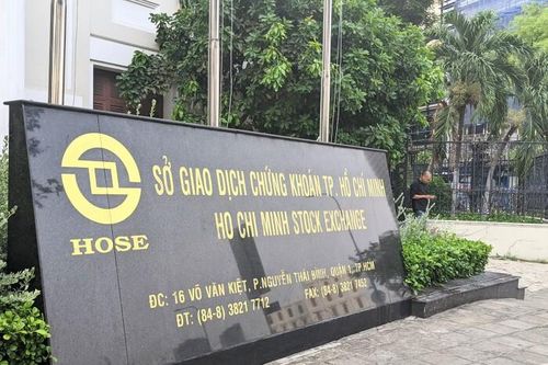 HOSE điểm tên những doanh nghiệp chưa nộp báo cáo soát xét bán niên 2023