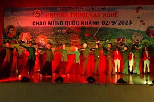 UBND huyện Tri Tôn tổ chức văn nghệ mừng Quốc khánh 2/9