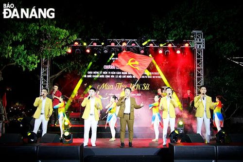 Những giai điệu tự hào về Tháng Tám lịch sử
